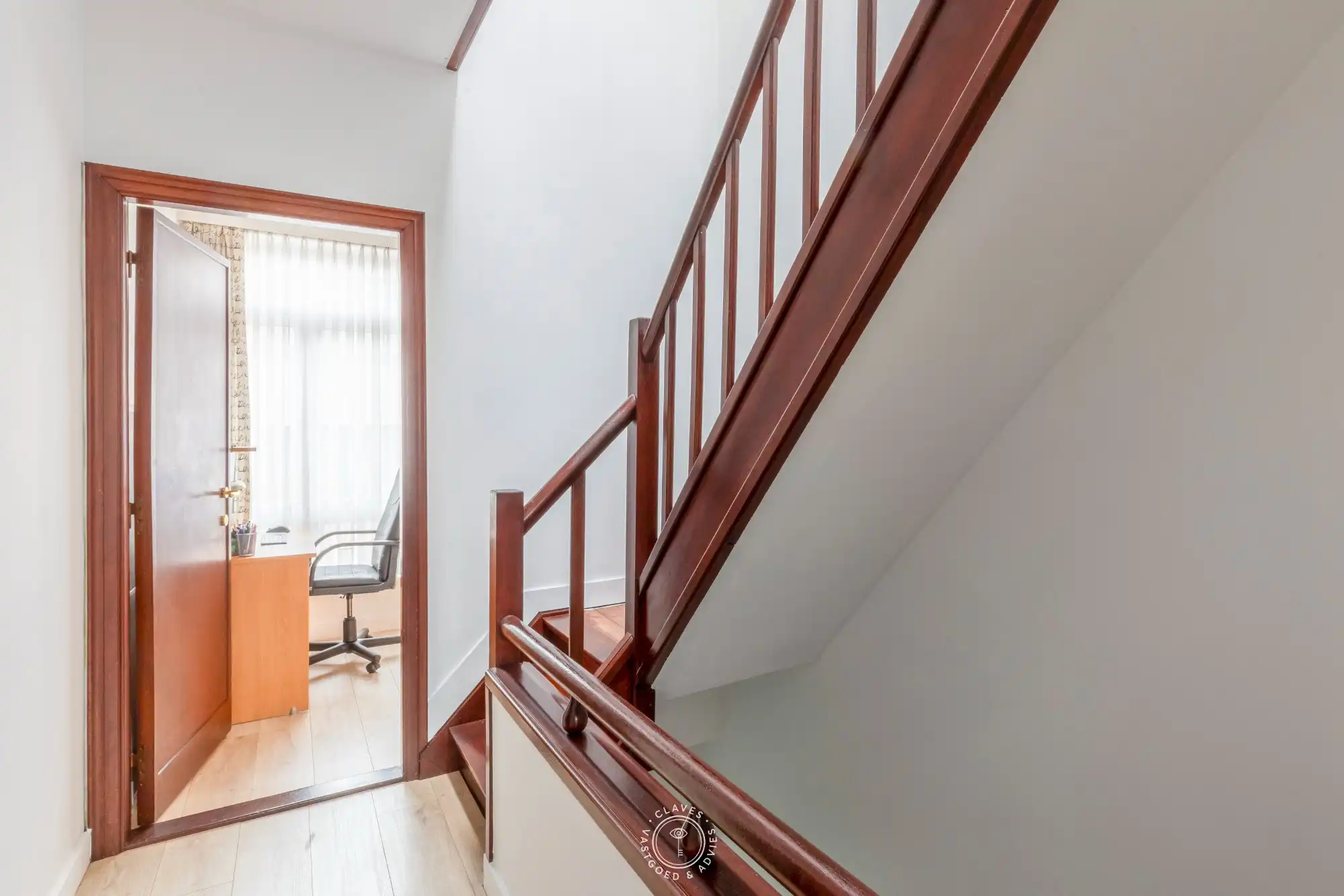 Prachtige bel-etage woning met parkeerplaats en garage in hartje Temse foto 7