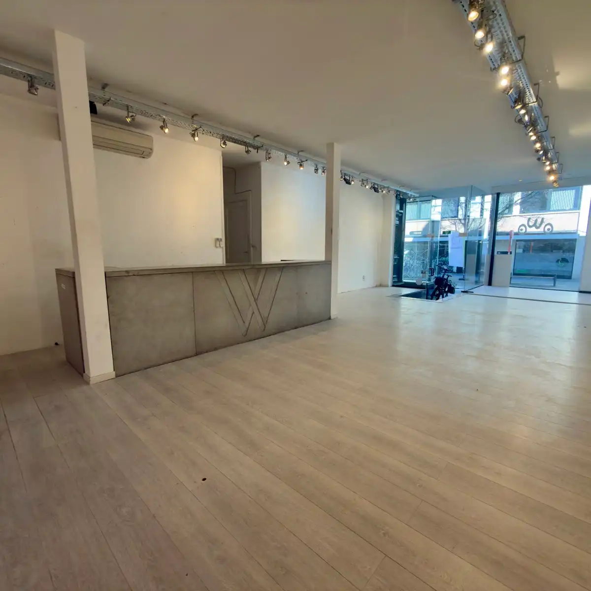 Handelspand met etalage op topligging in Turnhout foto 4