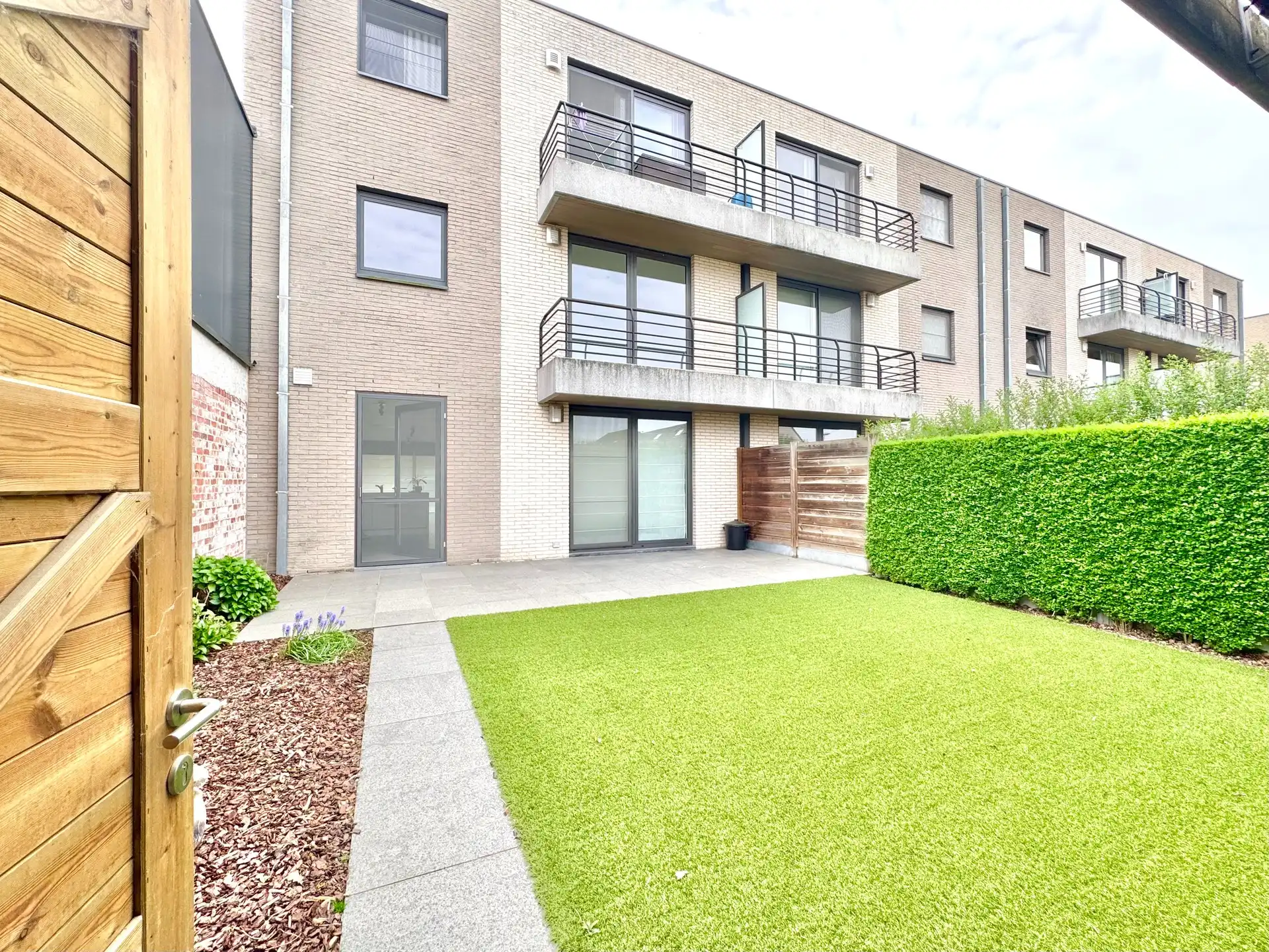 GELIJKVLOERS APPARTEMENT | VOOR- EN ACHTERTUIN | 2 KAMERS | GARAGE | 140 M² foto 6