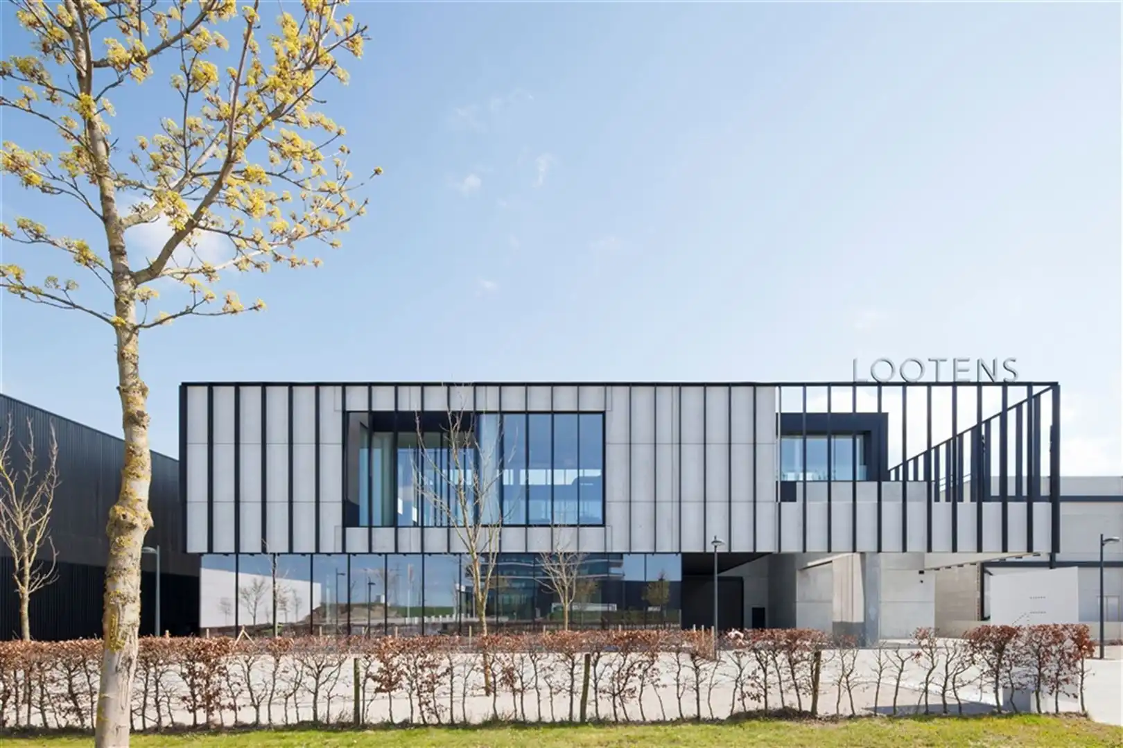 Modern bedrijfspand met kantoren te Harelbeke foto 2