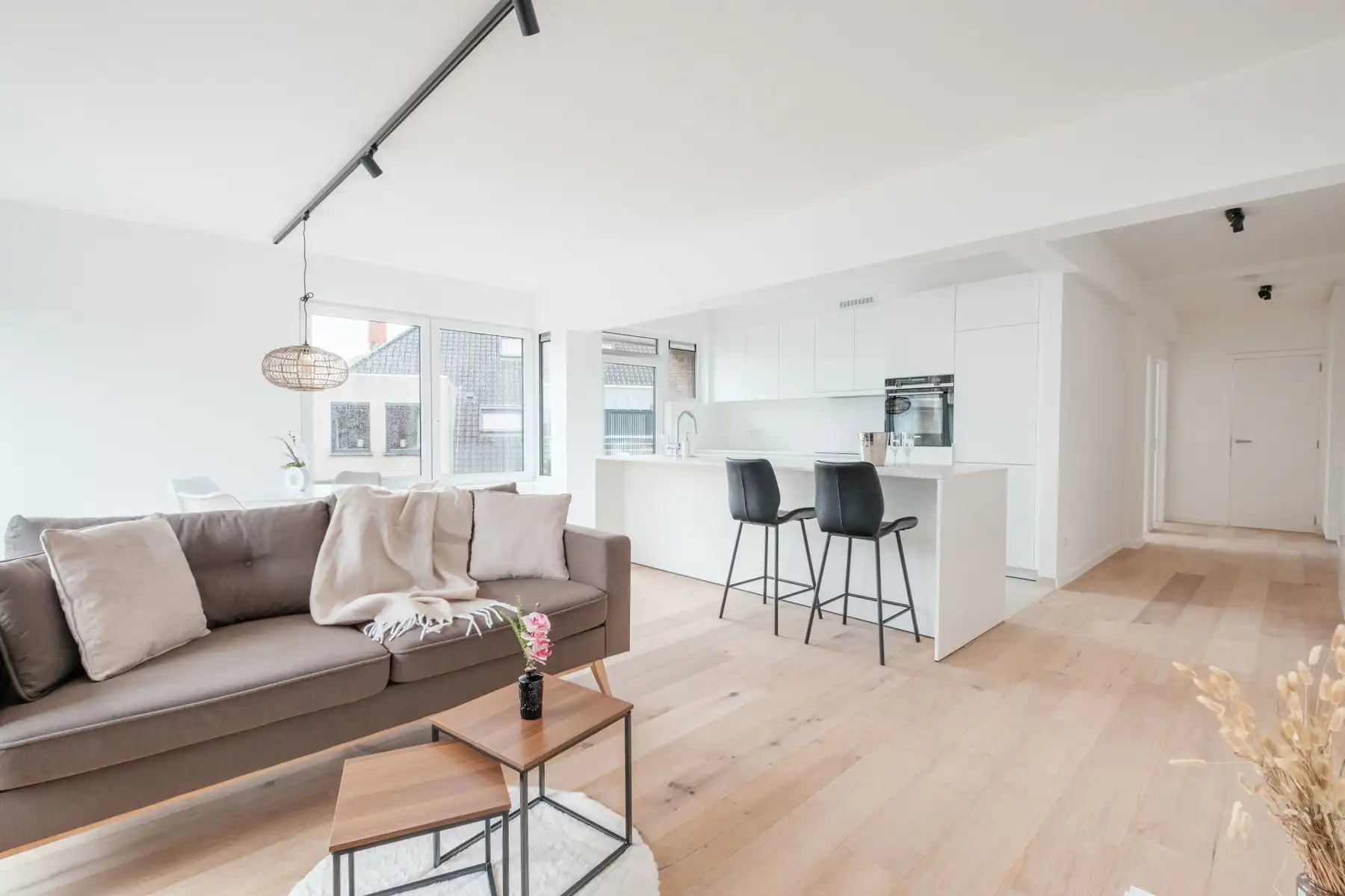 Prachtig gerenoveerd appartement aan de Markt in Gistel. foto 2
