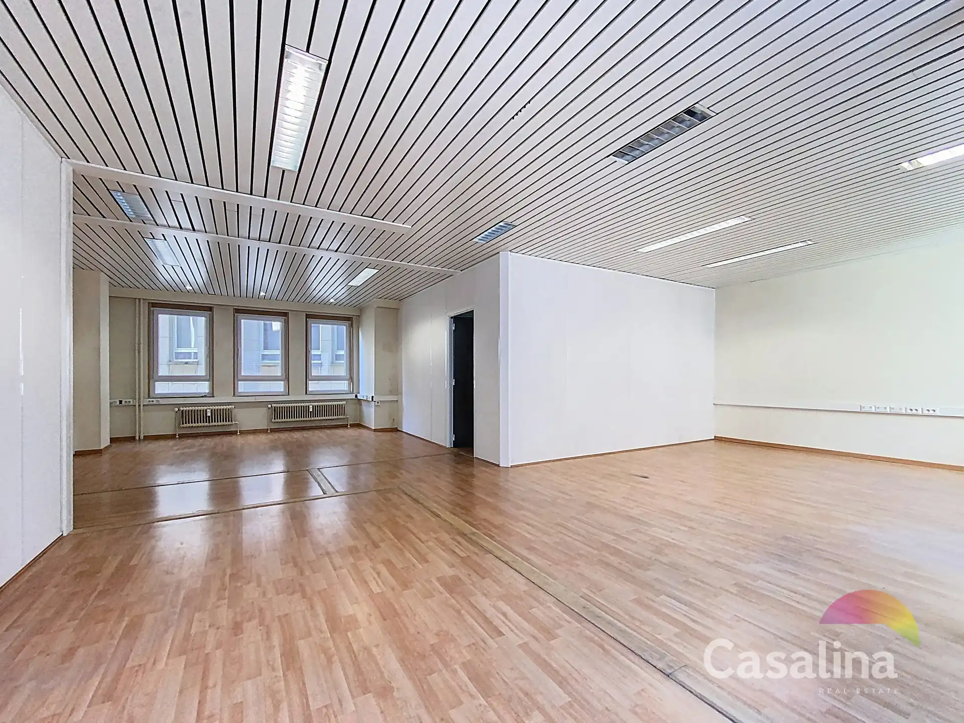 Ruime kantoorruimtes van 564 m², ideaal gelegen met parkings foto 12