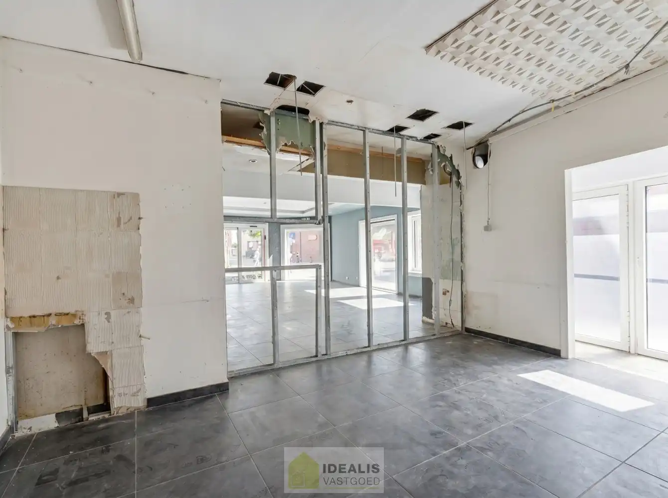 IDEALIS VASTGOED - HANDELSRUIMTE MET TAL VAN MOGELIJKHEDEN OP EEN TOPLOCATIE IN HET CENTRUM VAN PEER! Dit handelspand van +- 92m² is gelegen op de meest levendige winkelstraat van Peer met een breed aanbod aan winkels, restaurants en dienstverlenende bedrijven. Gemakkelijk te bereiken te voet, per auto én openbaar vervoer  en gelegen op een absolute zichtlocatie! foto 9