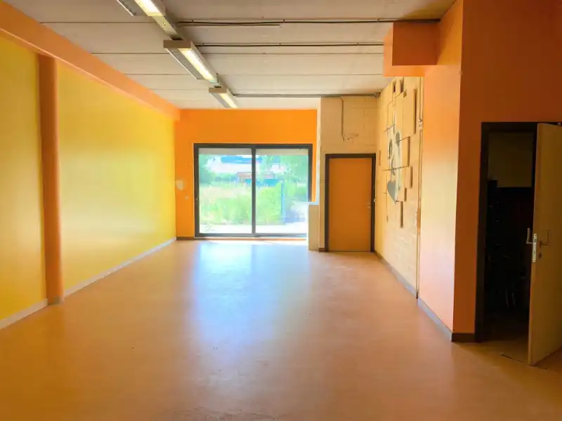 Ruim kantoor of handelsruimte (400m² kan nog opgesplitst worden) nabij centrum Geel. Extra parkeergelegenheid mogelijk. foto 24