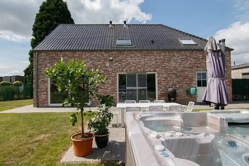 Ruime, volledig instapklare en omheinde gezinswoning met schaarlift naar de kelder op een perceel van maar liefst 13 aren 62 centiaren! foto 14