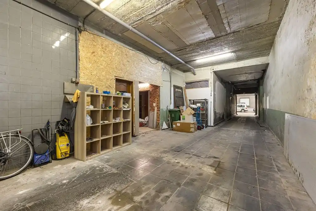 Magazijn met woning foto 7