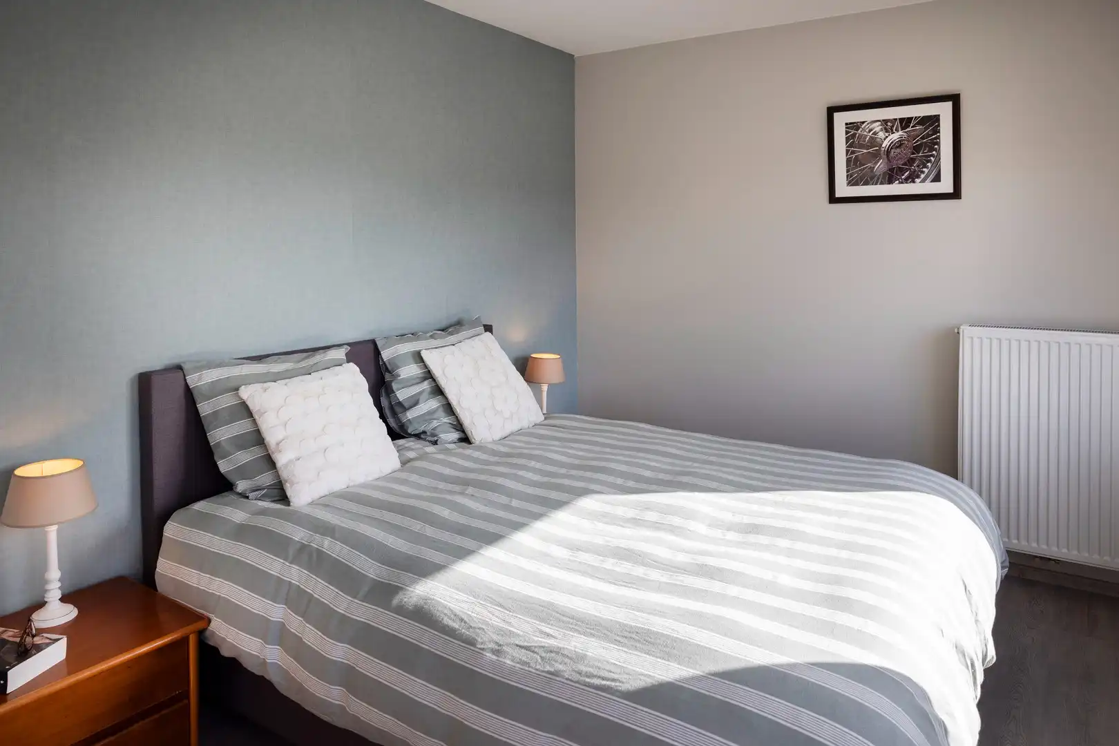 Jonge halfopenwoning met inpandige garage en aangename tuin. foto 11