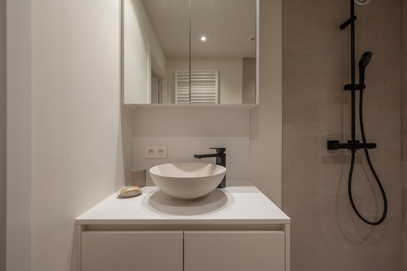 Prachtig gerenoveerd appartement met open panoramische zichten en zeezicht, op het Heldenplein te Heist foto 12