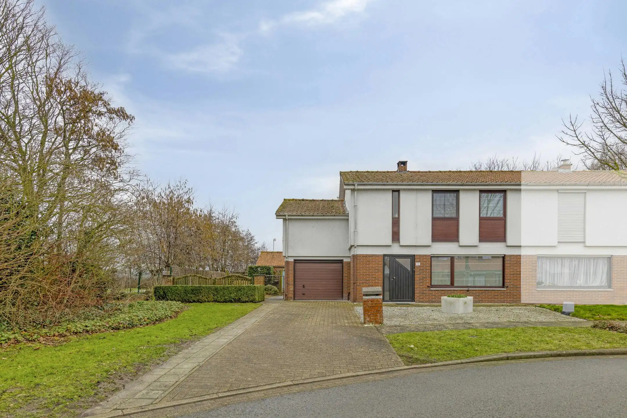 Hoofdfoto van de publicatie: Ruime halfopen woning met 4 slaapkamers op 558m² te Veurne.