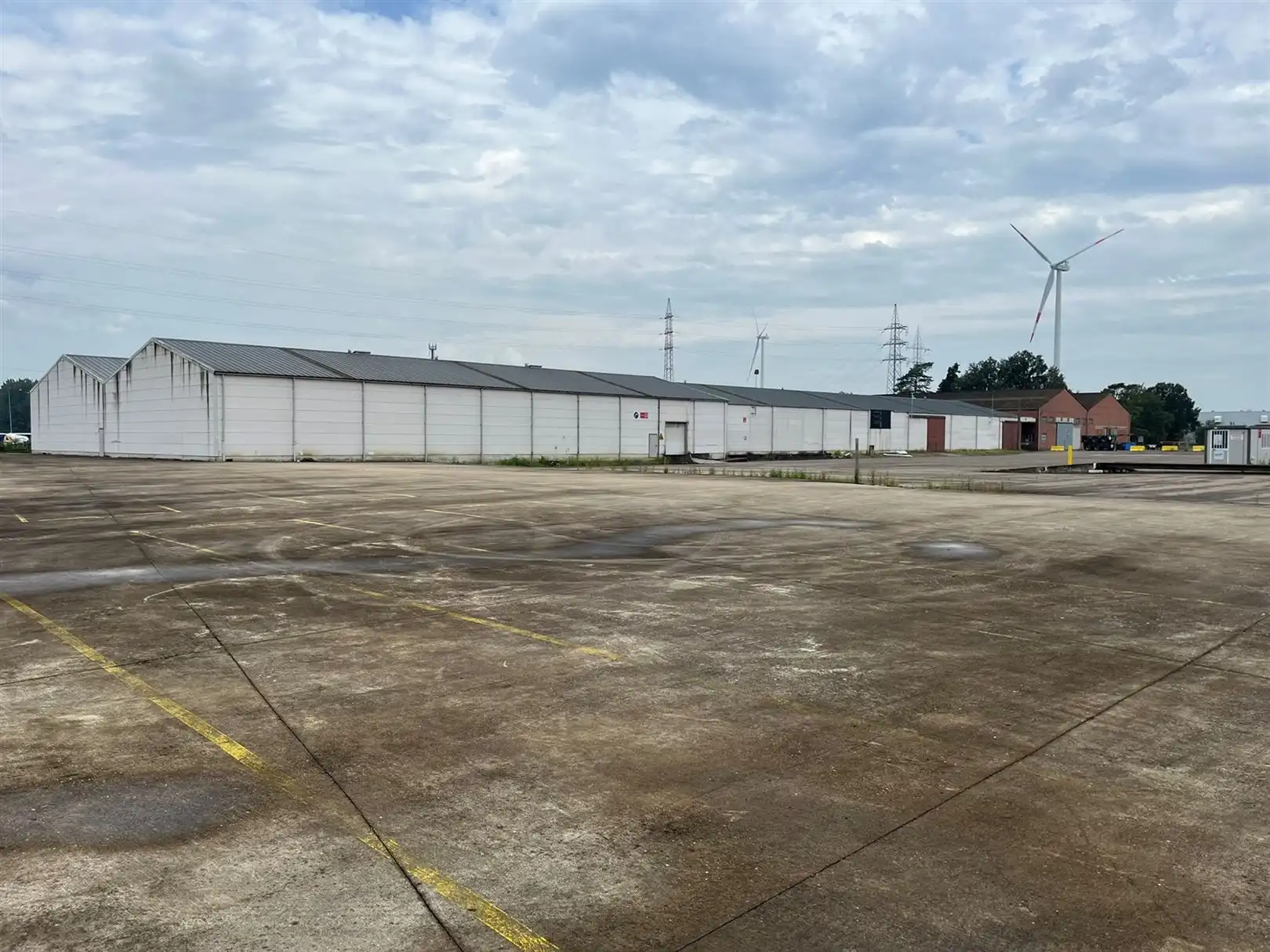 Magazijn met buitenopslagruimte foto {{pictureIndex}}