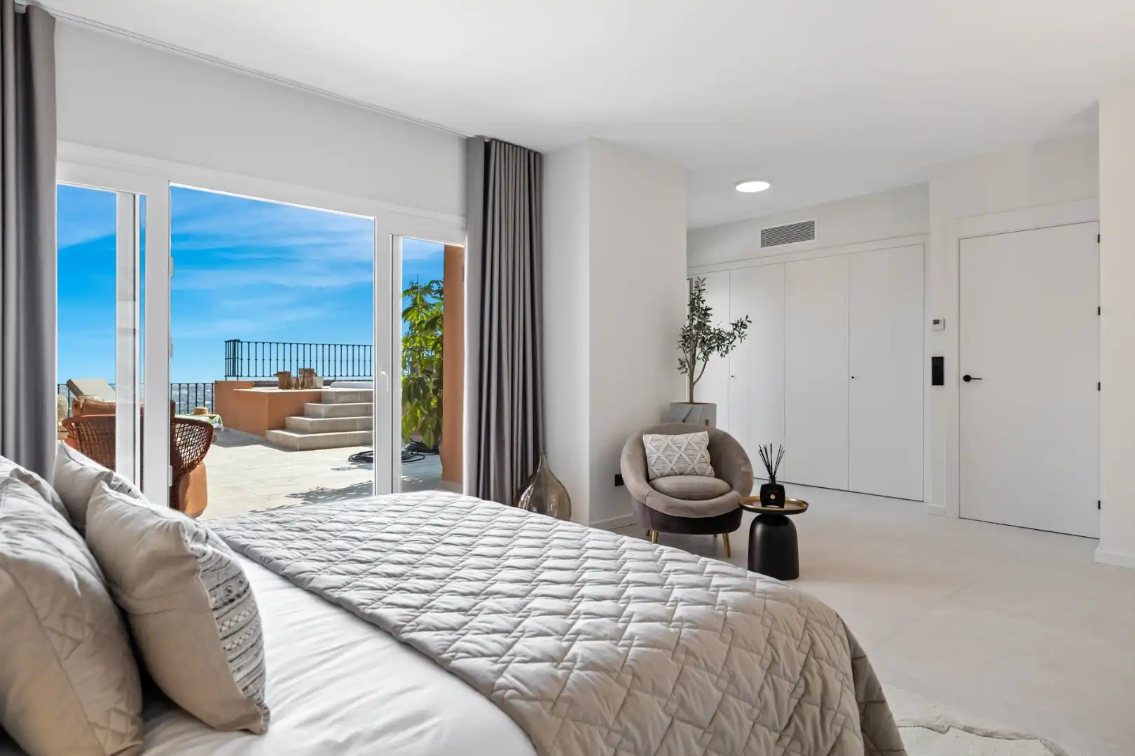 VOLLEDIG GERENOVEERDE DUPLEX PENTHOUSE IN NUEVA ANDALUCIA: TOPLOCATIE foto 16