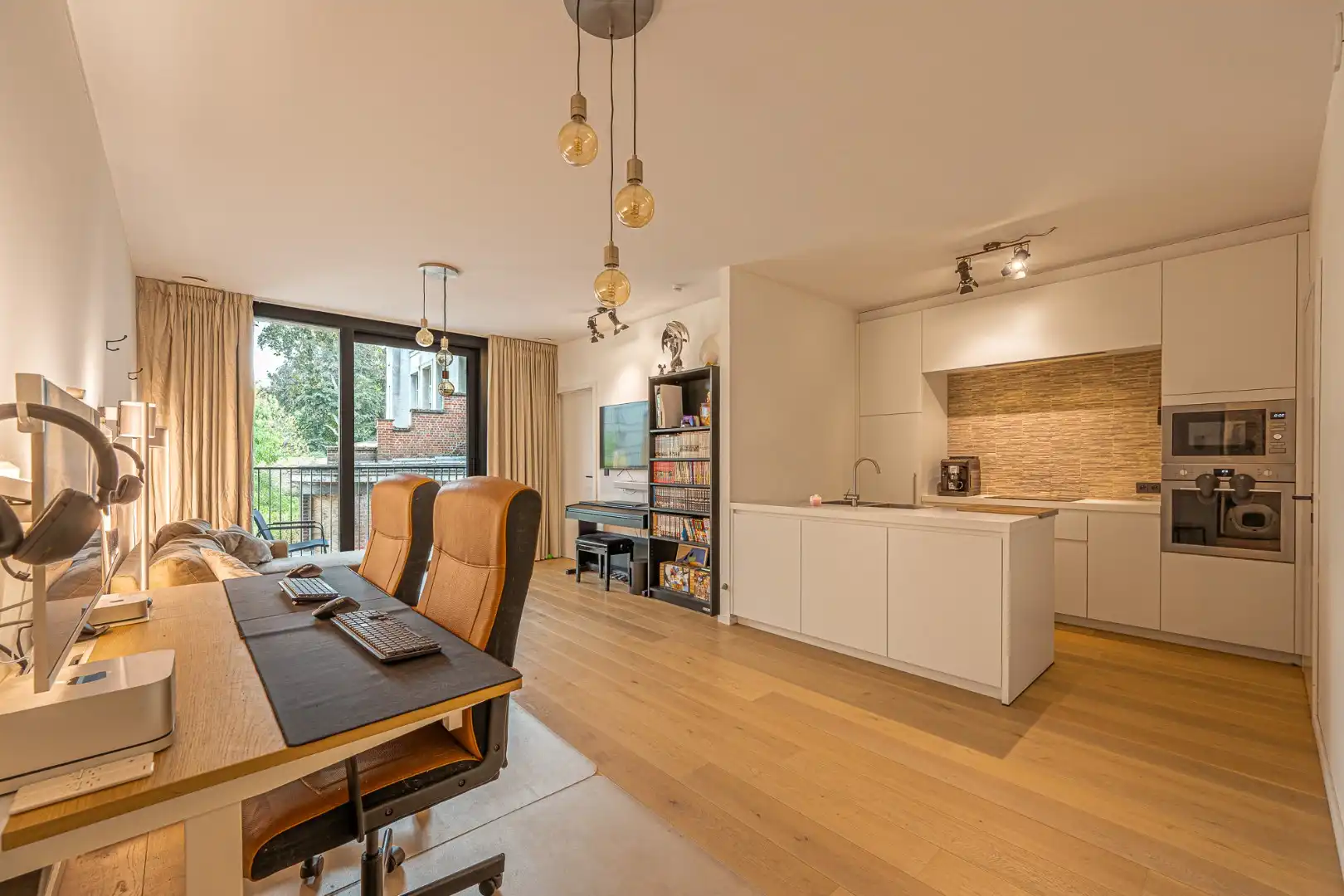 Recent, instapklaar appartement met overdekte staanplaats aan de Broeltorens in Kortrijk foto 2