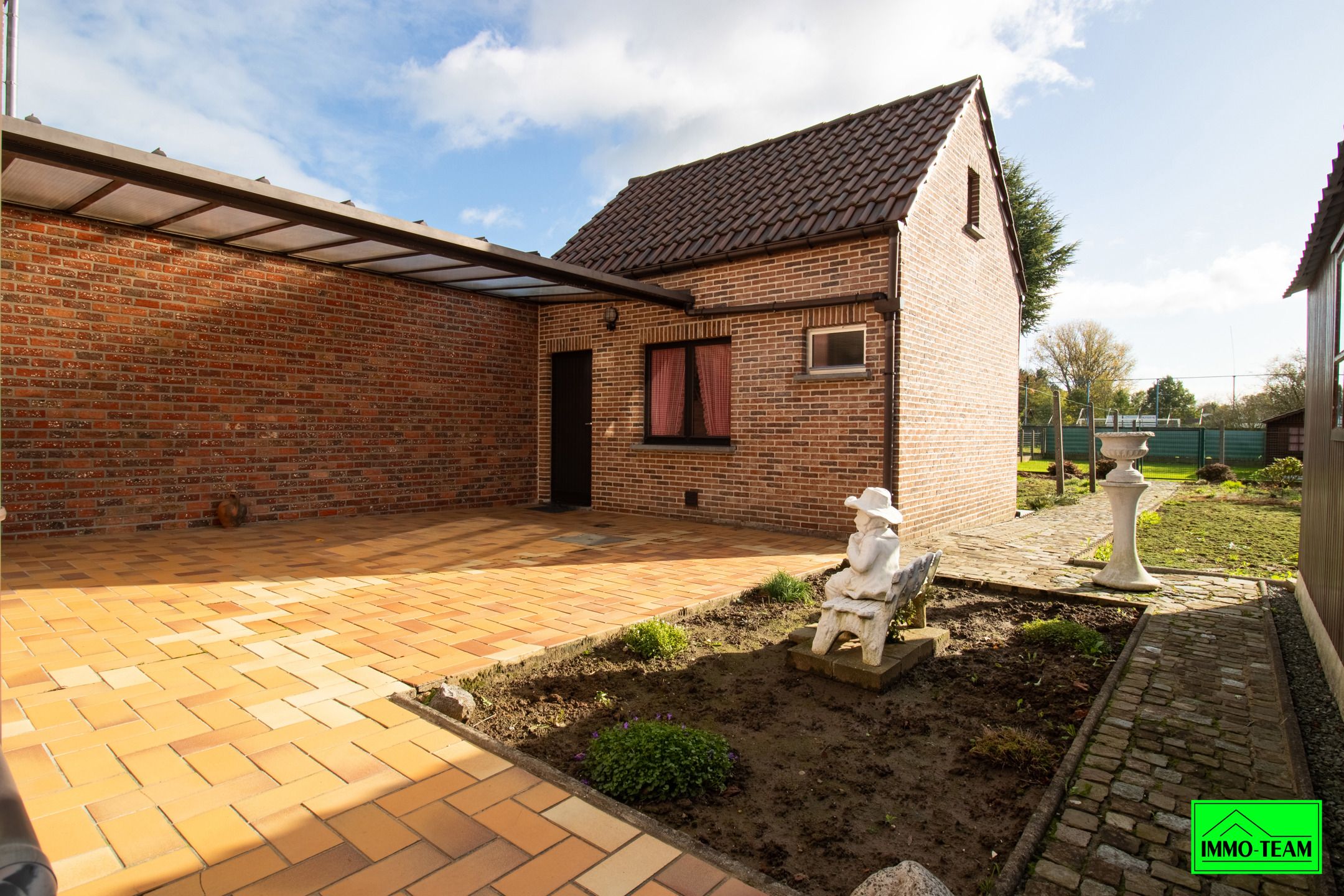 Op te frissen gezinswoning met ruime tuin en garage foto 23