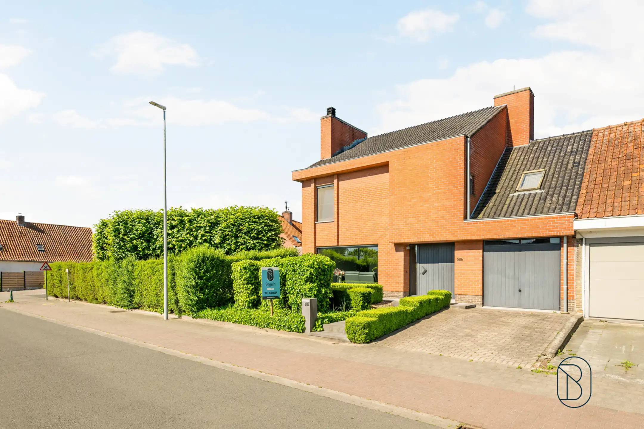 Instapklare gezinswoning met garage en oprit, en ruime loods foto 3
