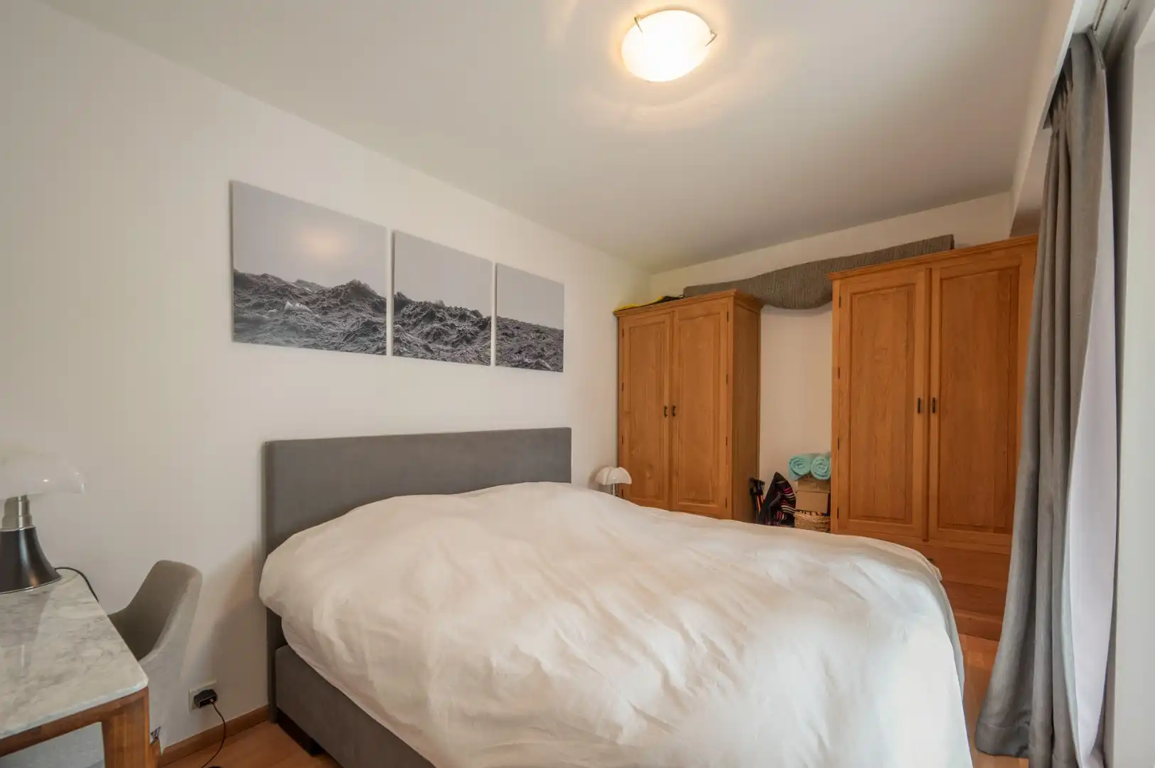 Uitzonderlijk breed appartement met aangenaam zicht op groen en villa's van Het Zoute, gelegen in residentie tussen Driehoeksplein en Ijzerzerpark. foto 10