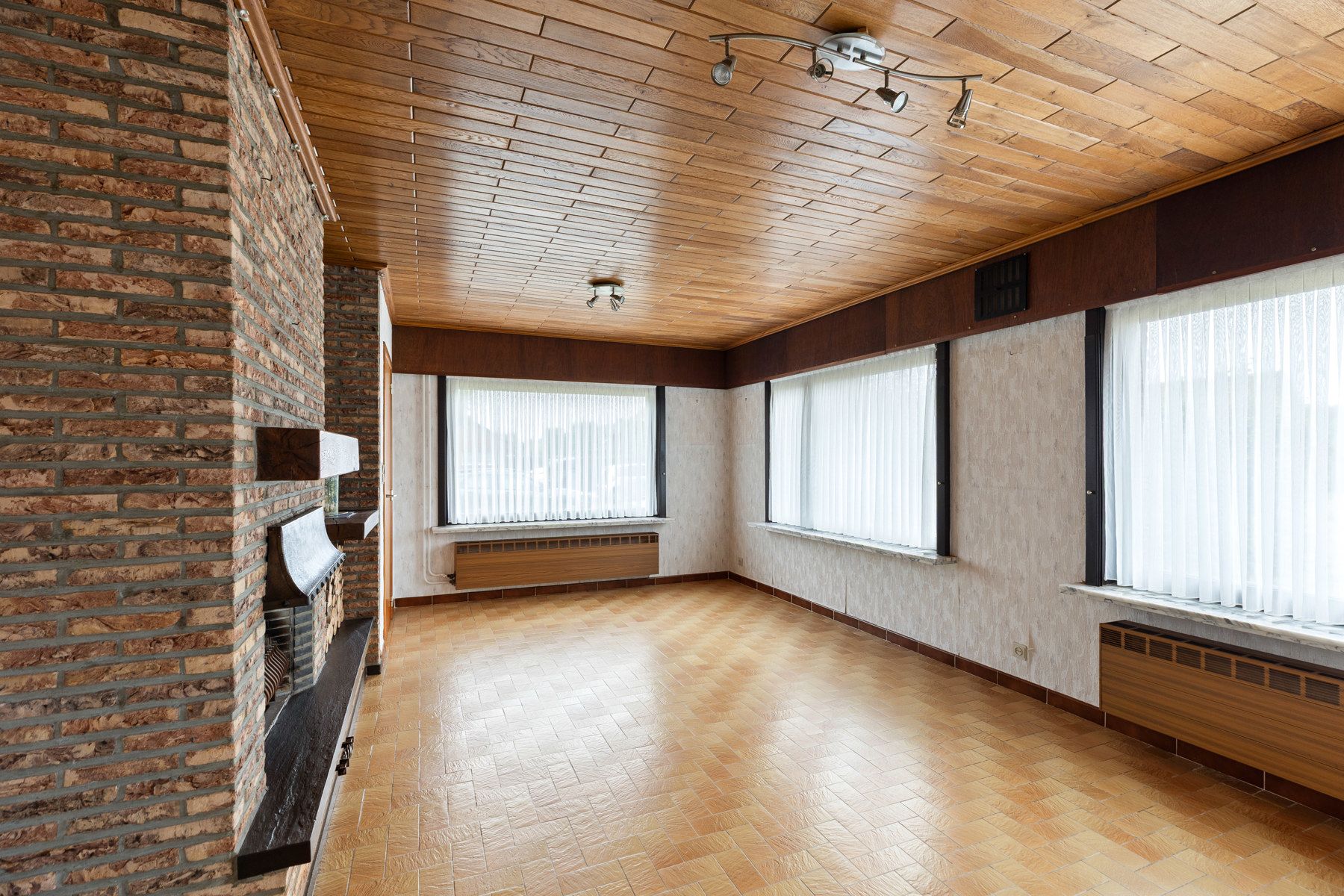 Te renoveren woning in een residentiële wijk in Lotenhulle foto 2