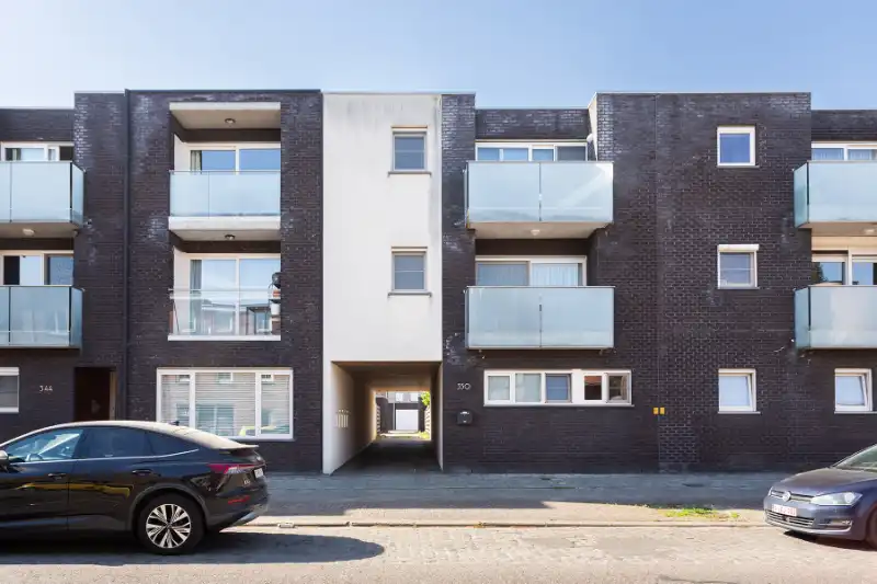 Gelijkvloers 2 slp. appartement met tuin en garage in hartje Brasschaat! foto {{pictureIndex}}