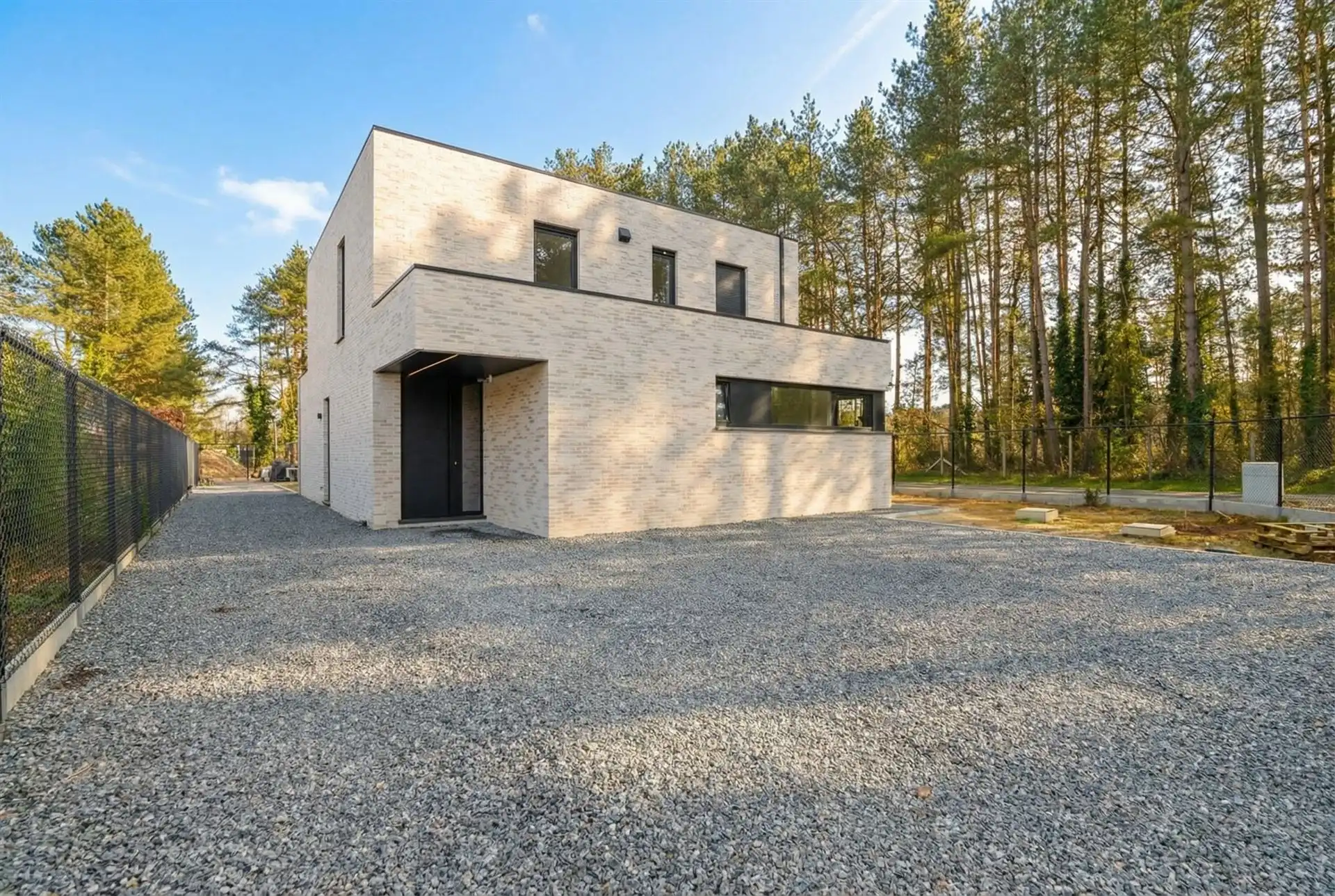 Stijlvolle en instapklare vrijstaande woning op een doodlopende straat  foto {{pictureIndex}}