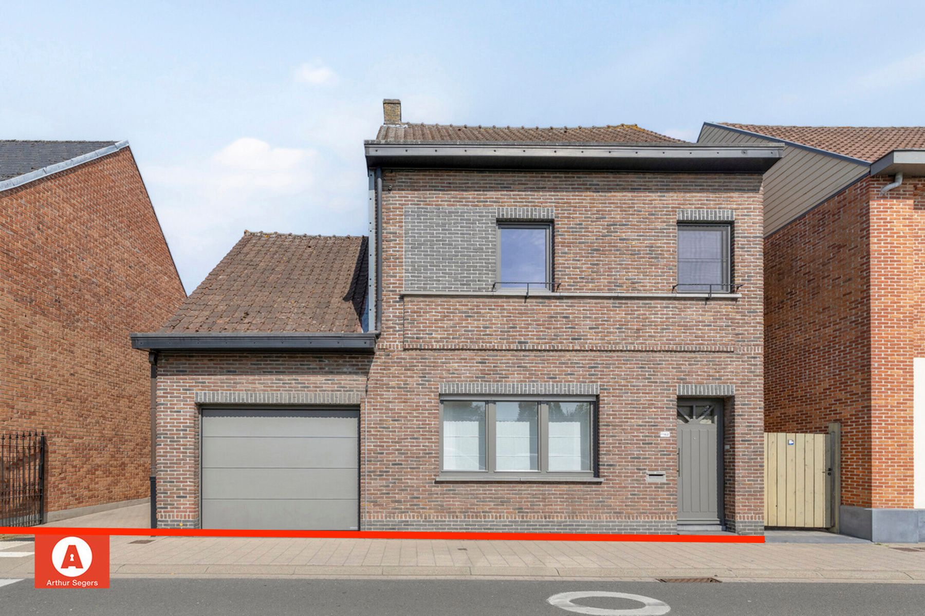 Hoofdfoto van de publicatie: Hedendaagse & instapklare gezinswoning in Opstal. 