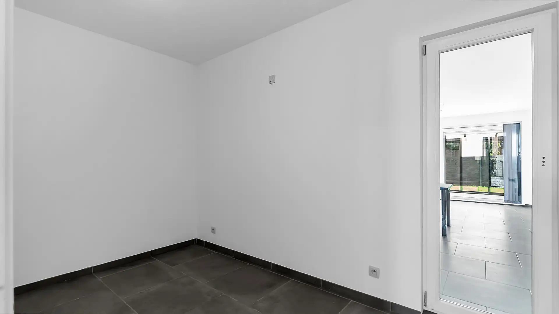 Gelijkvloers appartement met privatieve tuin, volledige onderkelderd en uitzonderlijk gunstig EPC foto 9