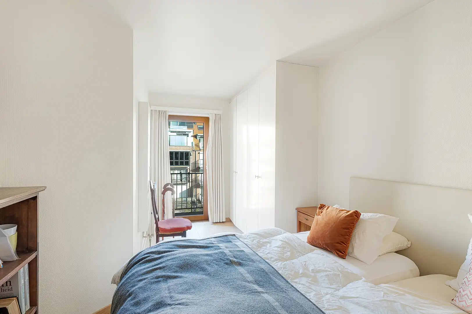 Lichtrijk appartement op enkele stappen van de Dumortierlaan. foto 15