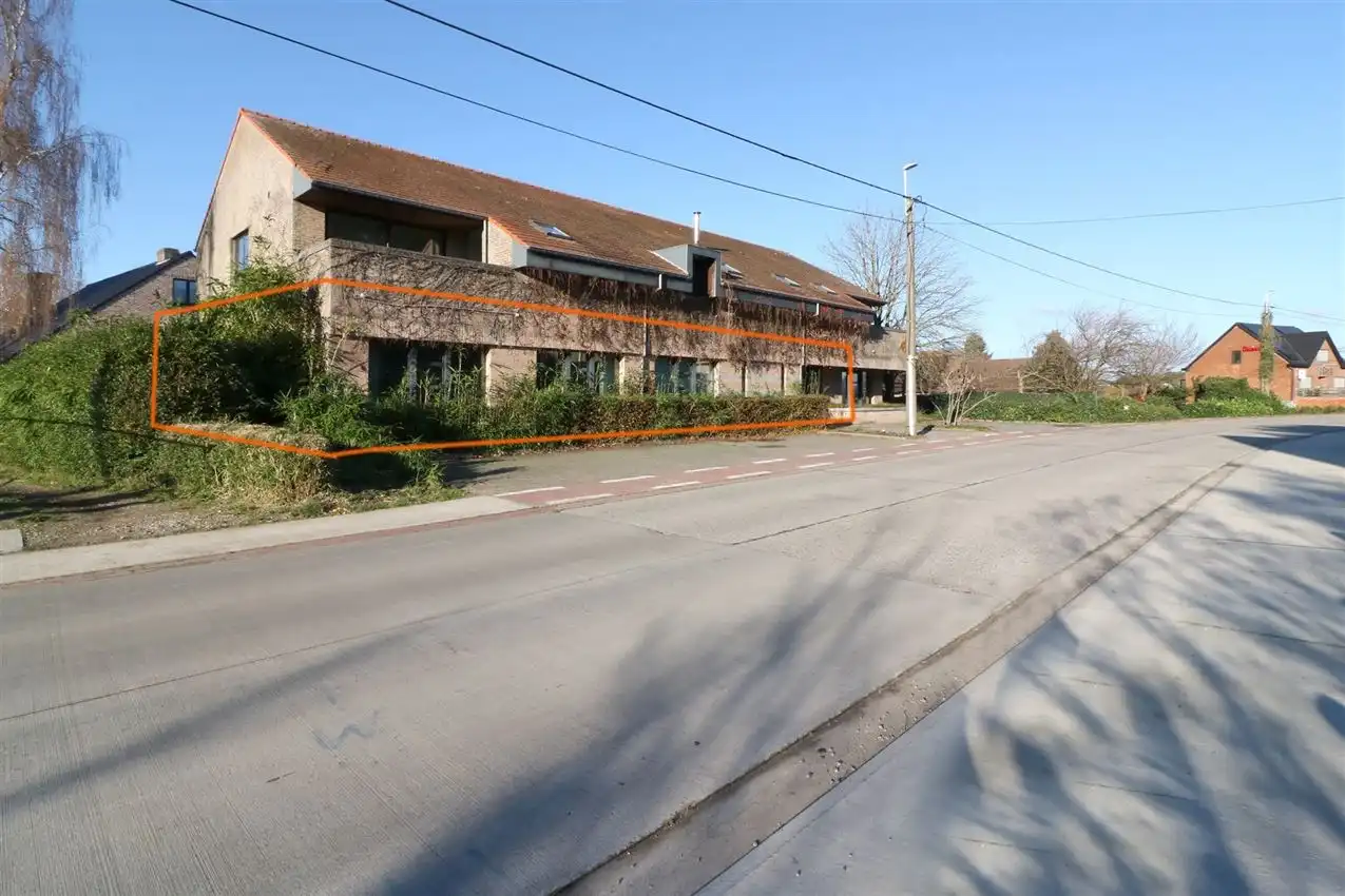 Gunstig gelegen handelszaak met grote zichtbaarheid en parking foto {{pictureIndex}}