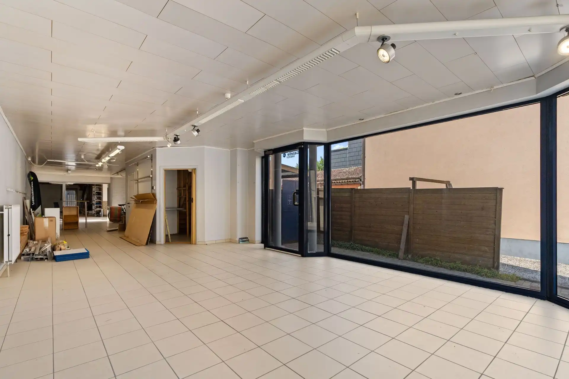 Handelspand met bovenliggende woonst te centrum Stekene foto 5