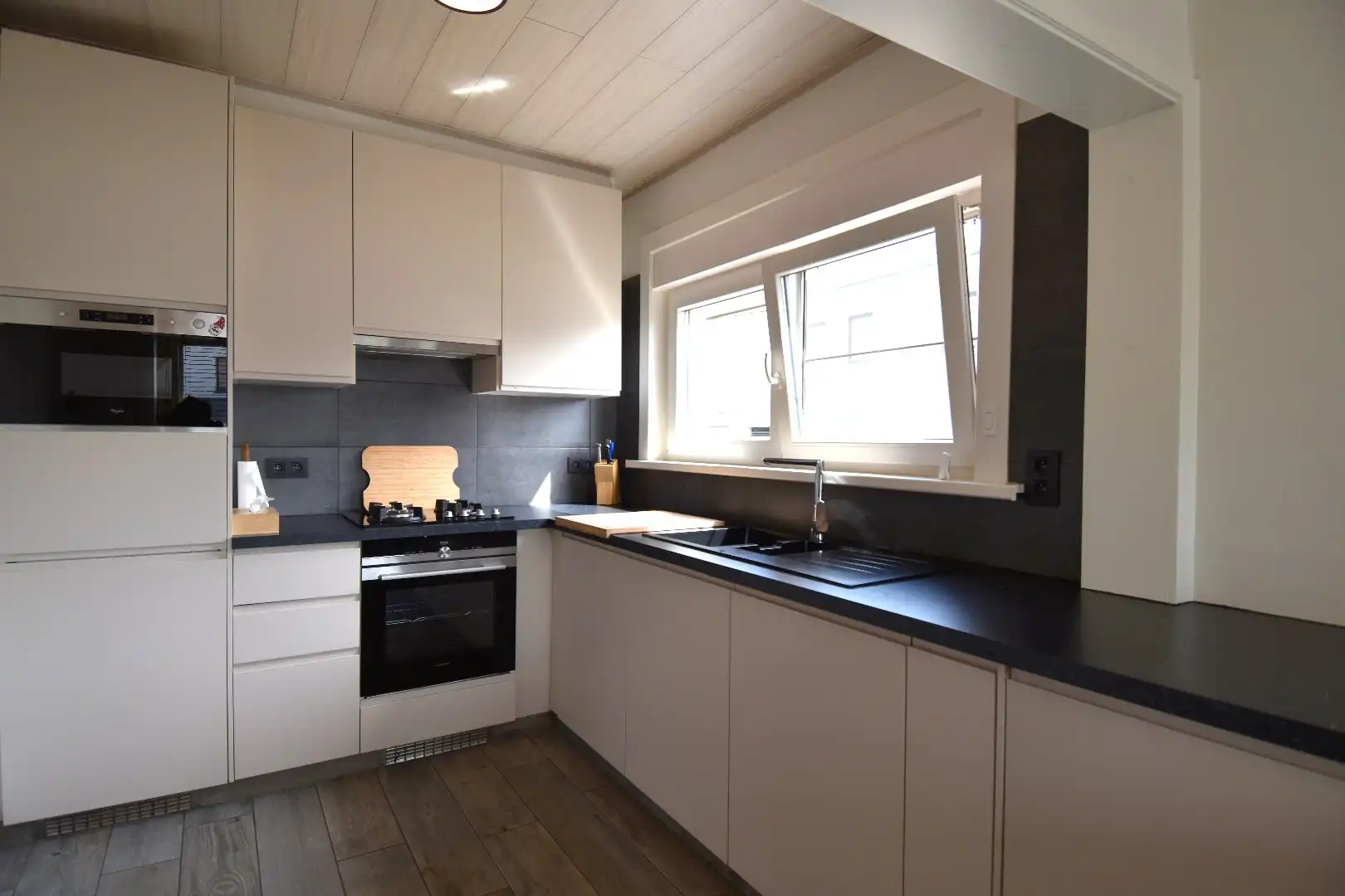 Instapklare woning met 3 slaapkamers, garage en zonnige tuin te koop in Wevelgem foto 6