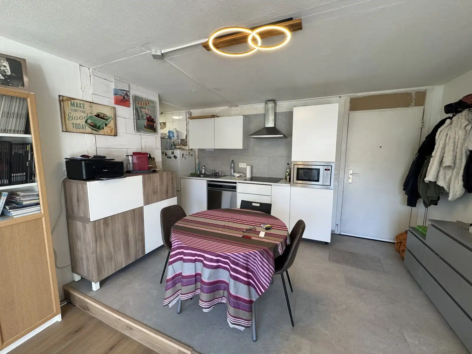 Lichtrijke studio met terras en parking in "Les Venelles" foto 4