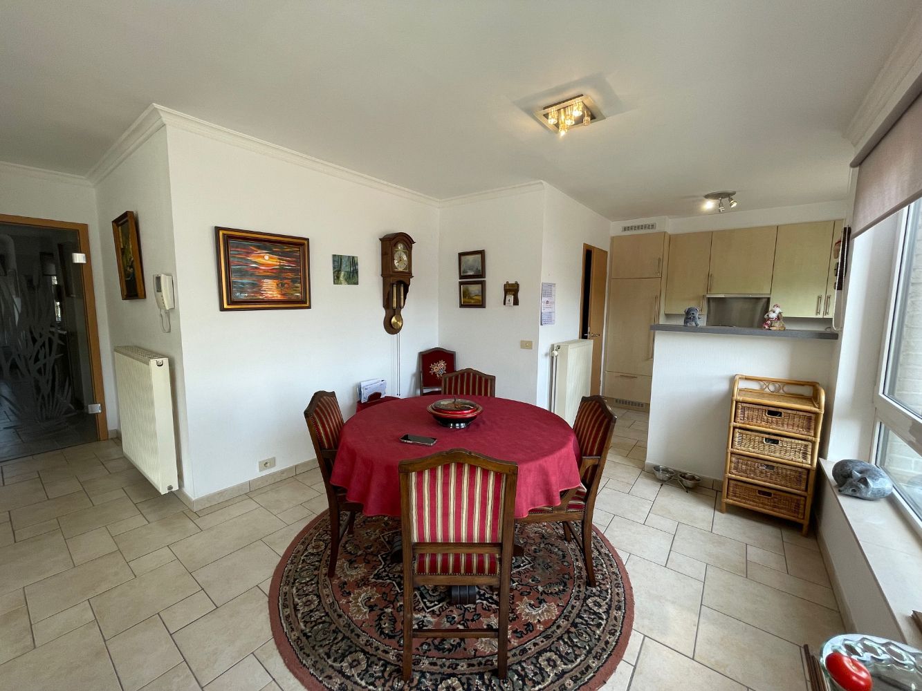 Ruim zonnig appartement met drie slaapkamers, twee badkamers en terras in een gebouw op de Markt. foto 8