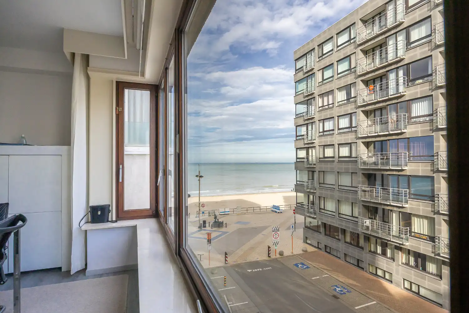 Instapklaar 2 slaapkamer-appartement met zijdelings zeezicht foto 2