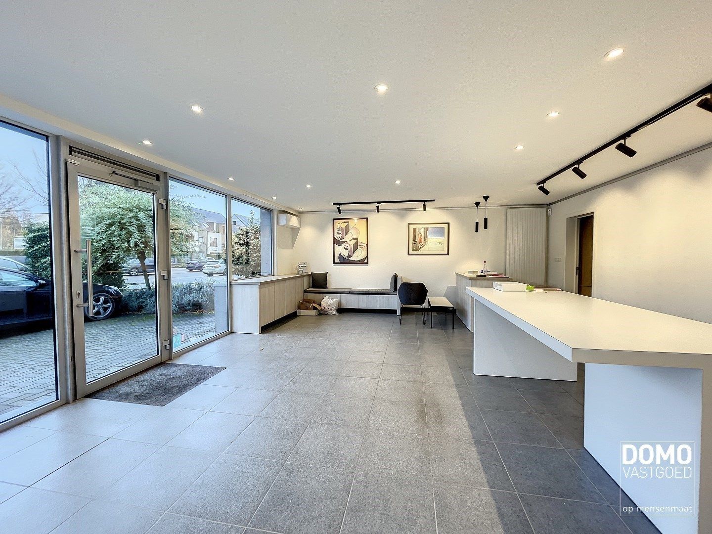 Commercieel gelegen handelspand met inclusief bovenliggend appartement te Kermt. foto 18