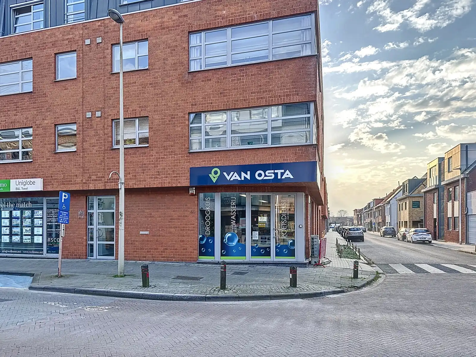 Hoekpand in centrum Aartselaar met veel lichtinval/ramen foto 4