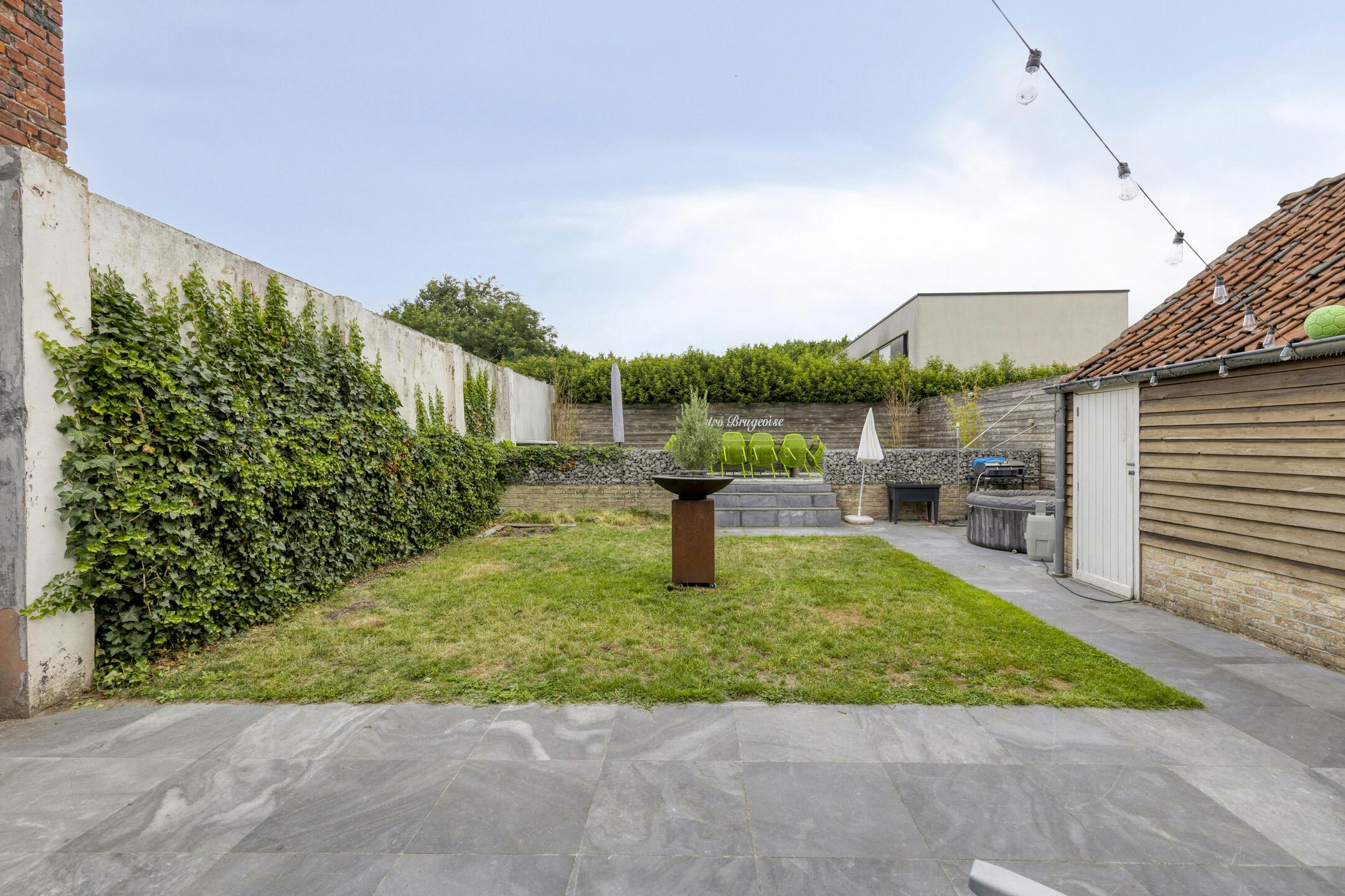 Instapklaar huis met 5 slaapkamers in Assebroek  foto {{pictureIndex}}