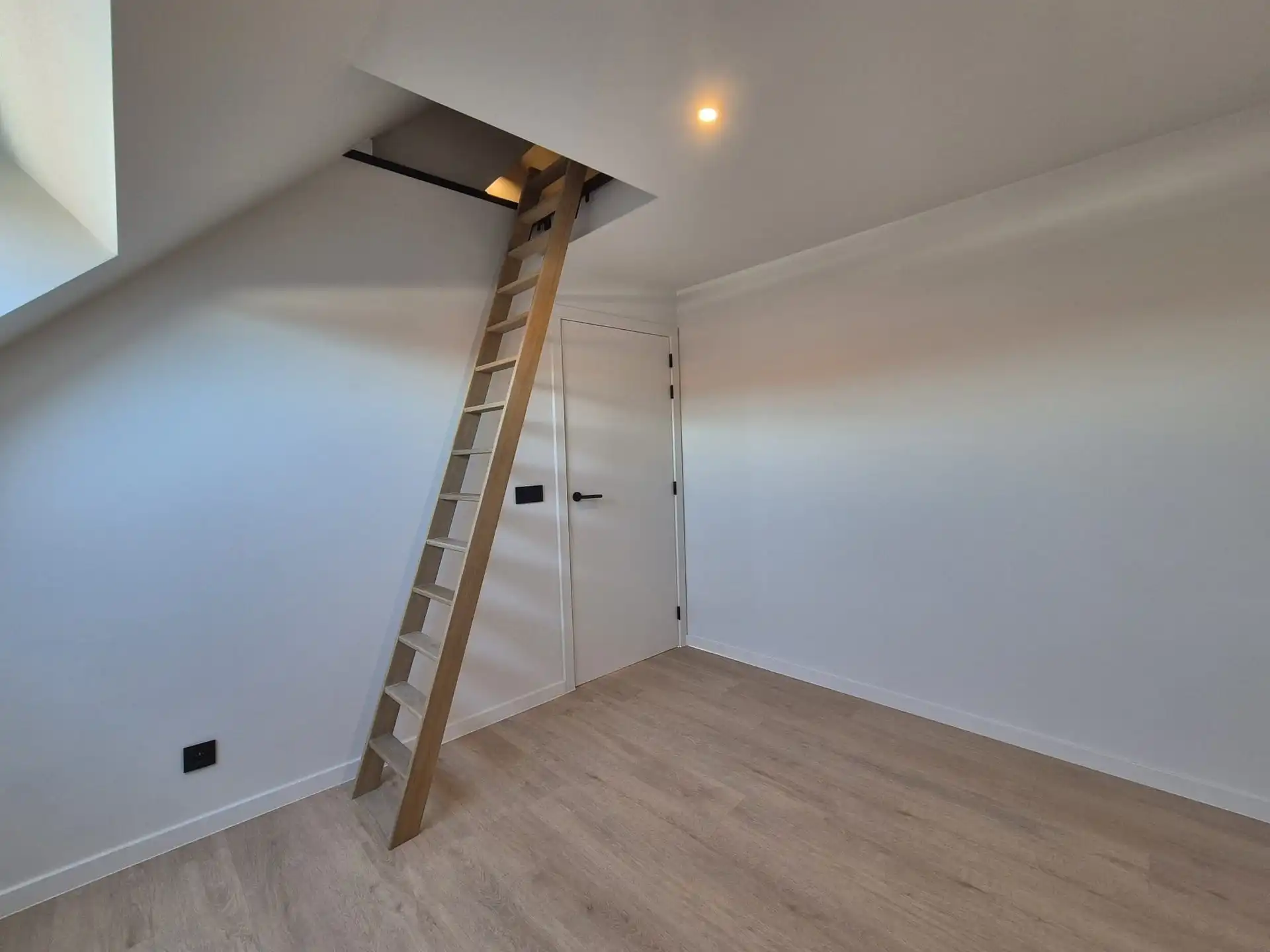 Ruime en luxueus afgewerkte duplex met 4 slaapkamers, terras en tuin. foto 17