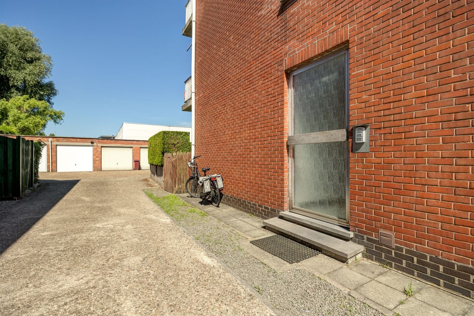 Halfopen gelijkvloers appartement met garage foto 15