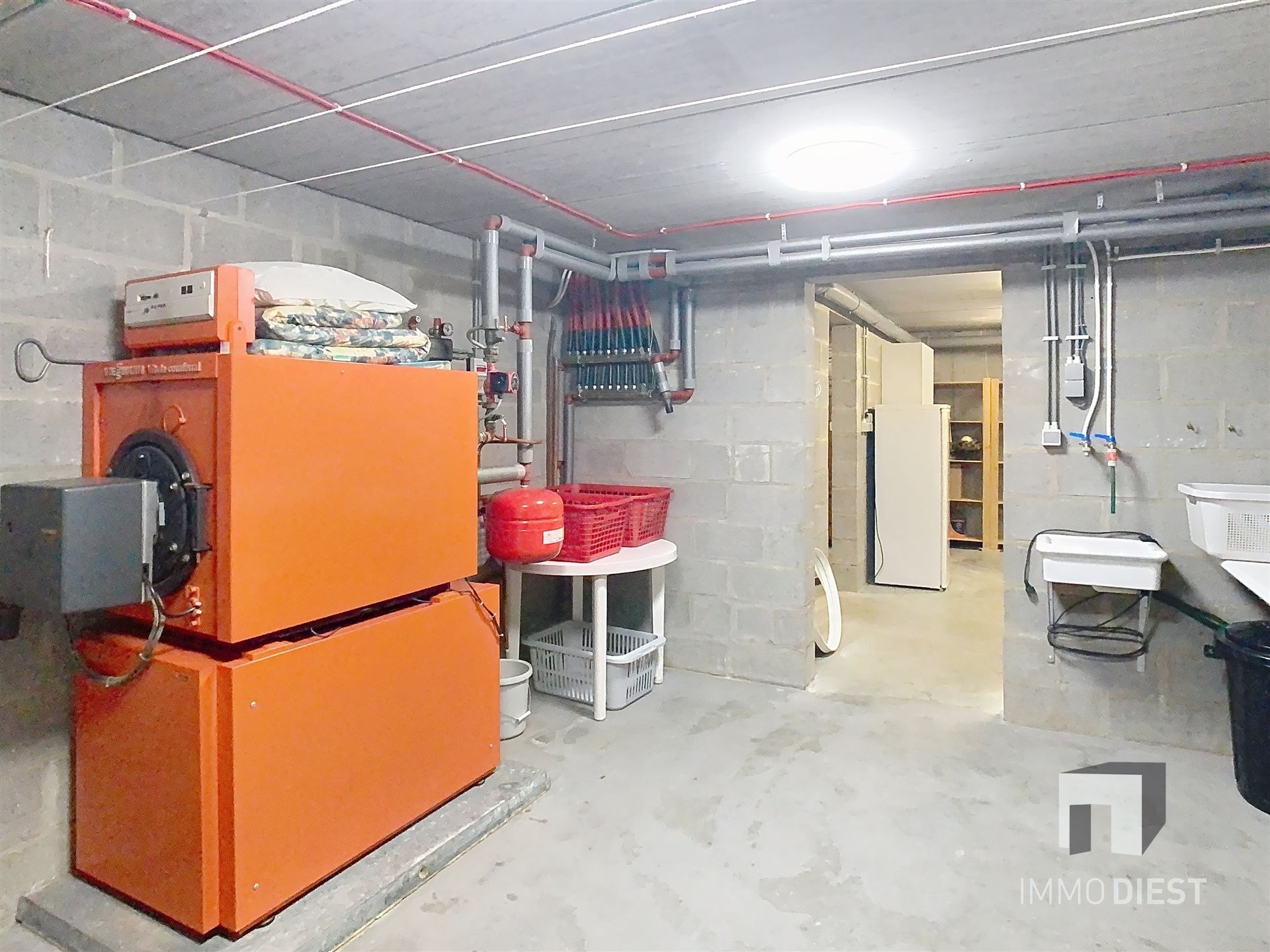 Ontdek deze solide, karaktervolle woning in Veerle met een zeer gunstige ligging op 10 are. foto 39