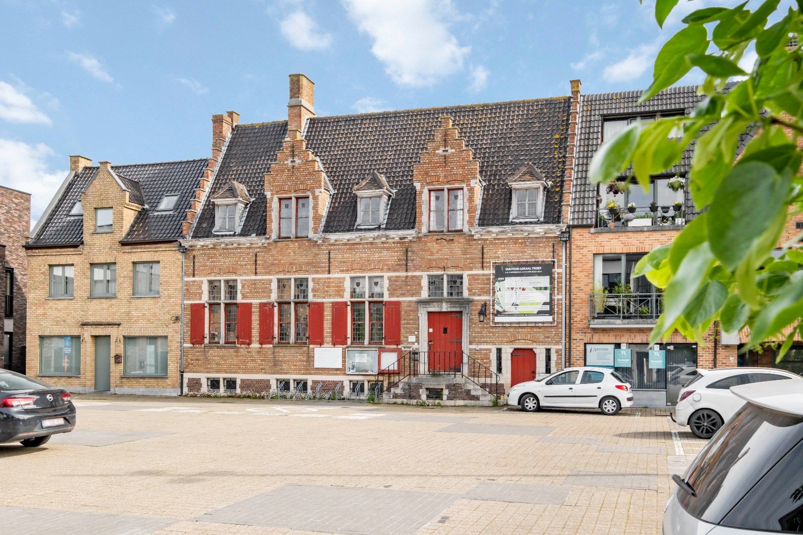 Uniek Historisch Gemeentehuis/Bibliotheek aan de Markt 10 in Veldegem foto 1