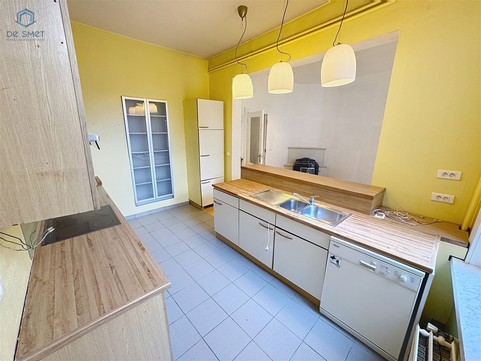 Instapklaar herenhuis met 3 slaapkamers, garage en royaal terras in het hart van Meerbeke foto 6