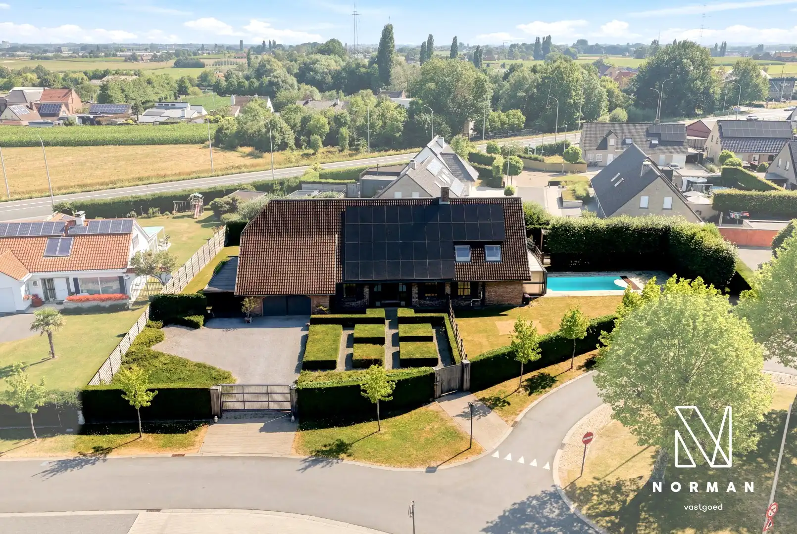Villa met zwembad op een perceel van 1.598 m² foto 2