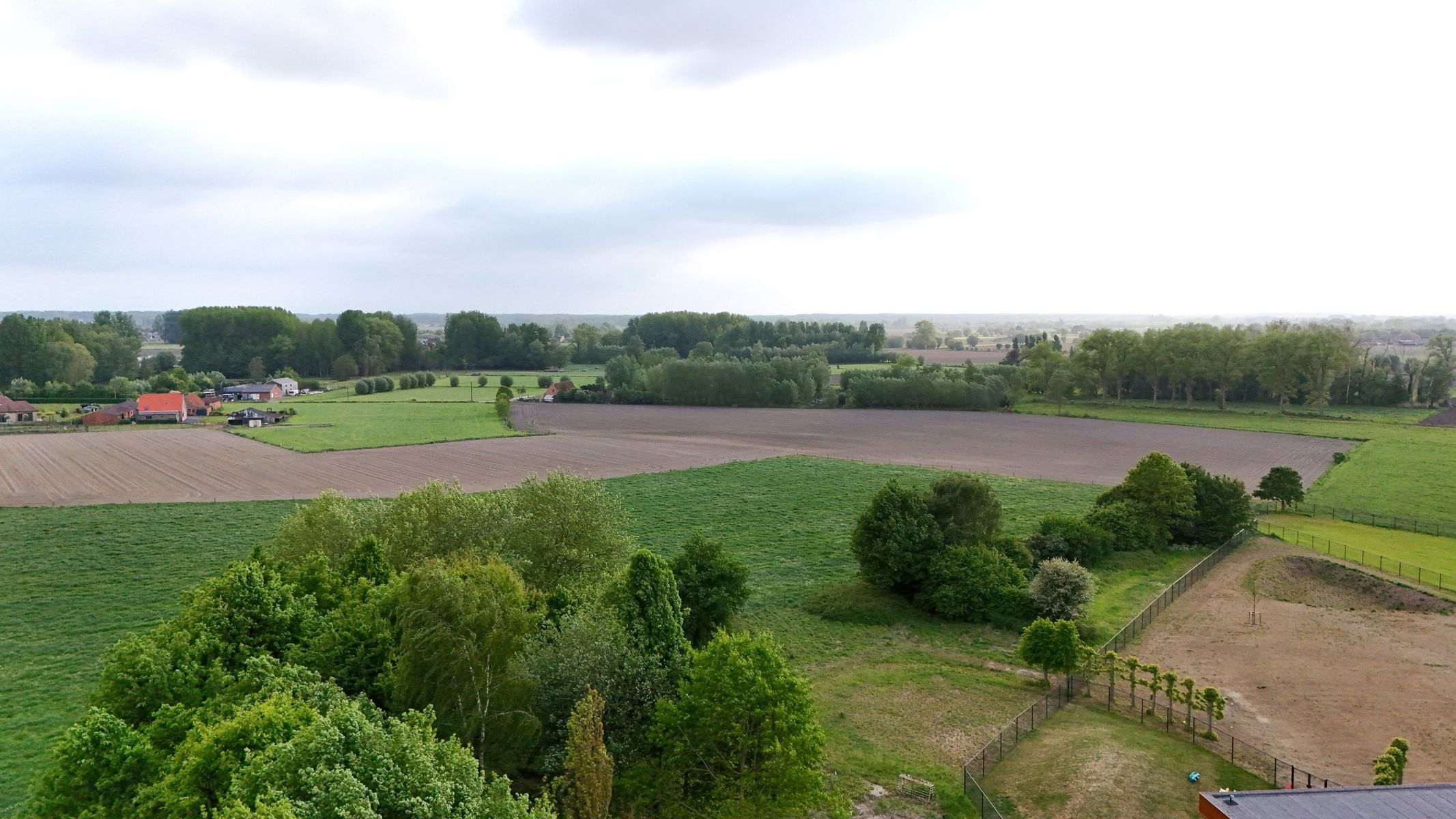 Half open woning met 4-6 slpks en prachtig landelijk zicht foto 8