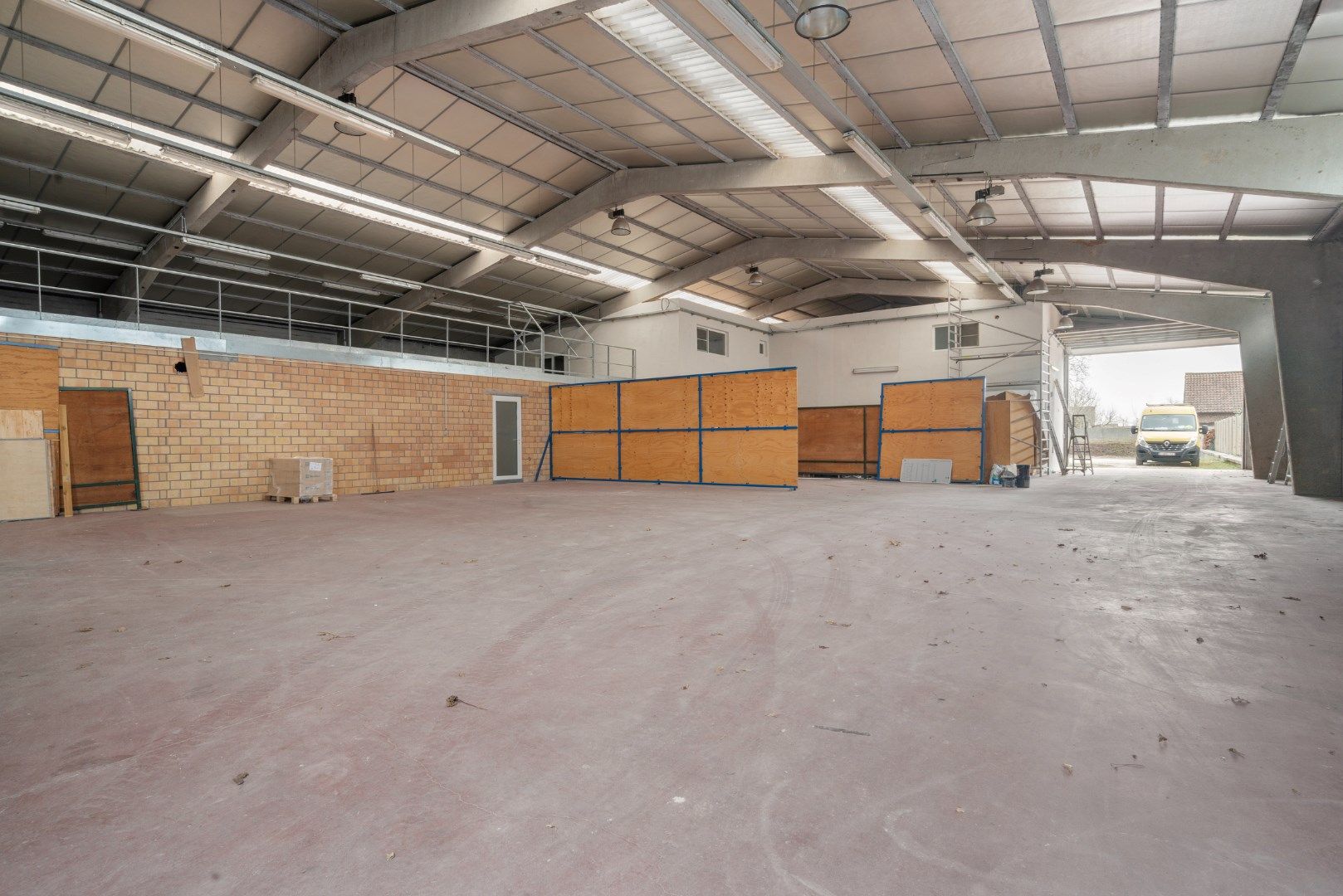 Magazijn met kantoren en conciërgewoning foto 5