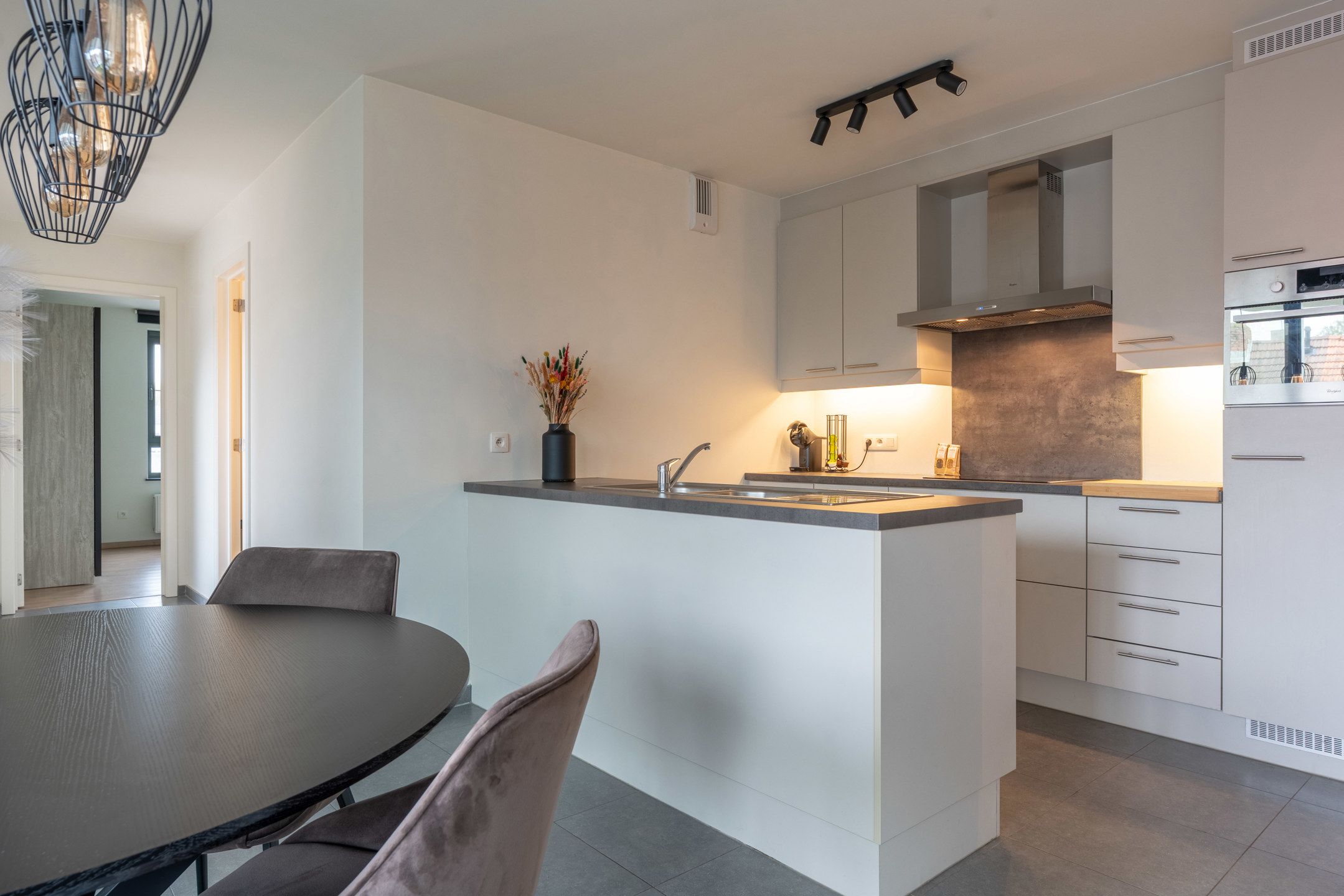 Gezellig 2-slaapkamer app met terras, berging en autostaanplaats. foto 6