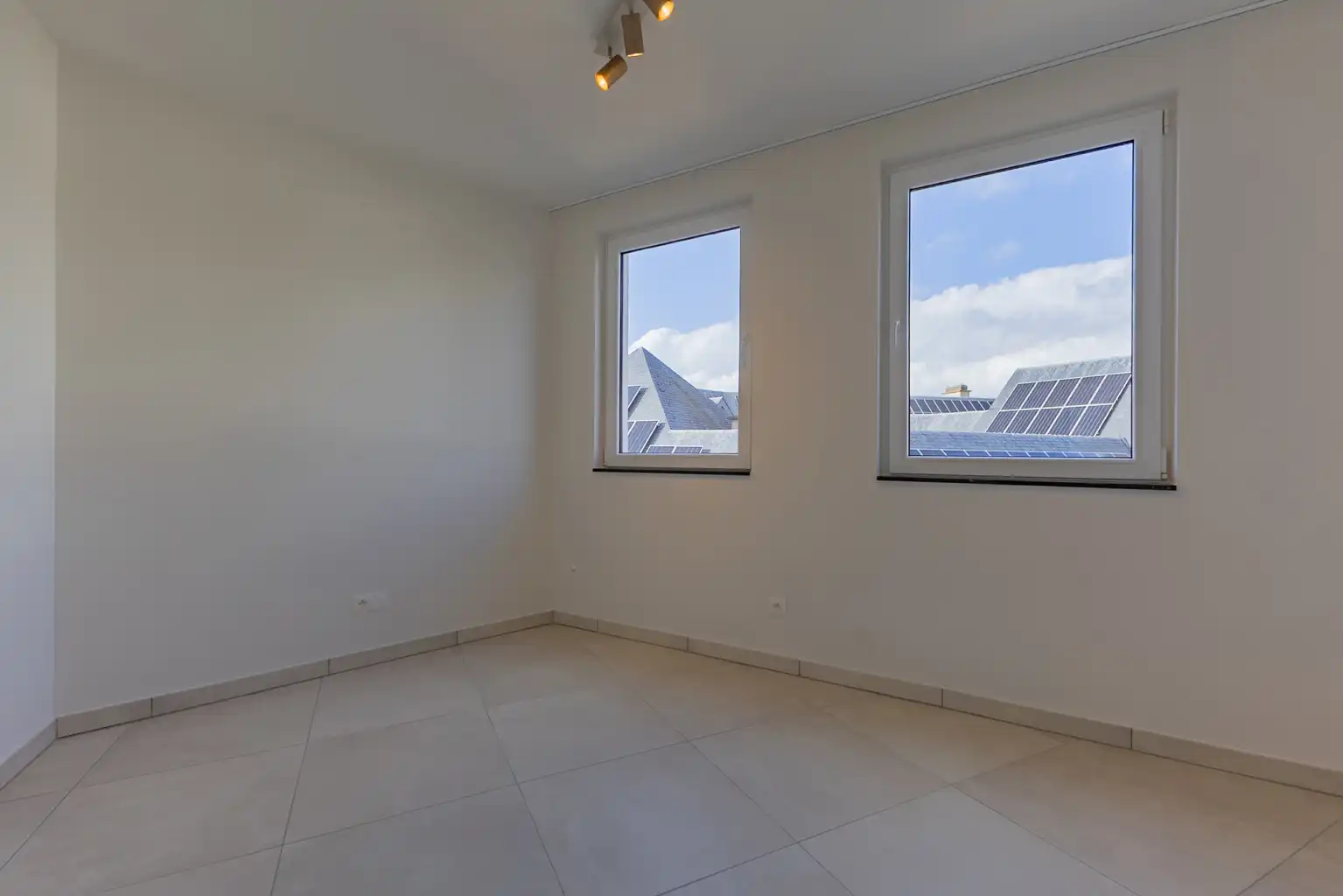 Nieuwbouwappartement met 2 slpks, bureau, kelder en terras foto 11