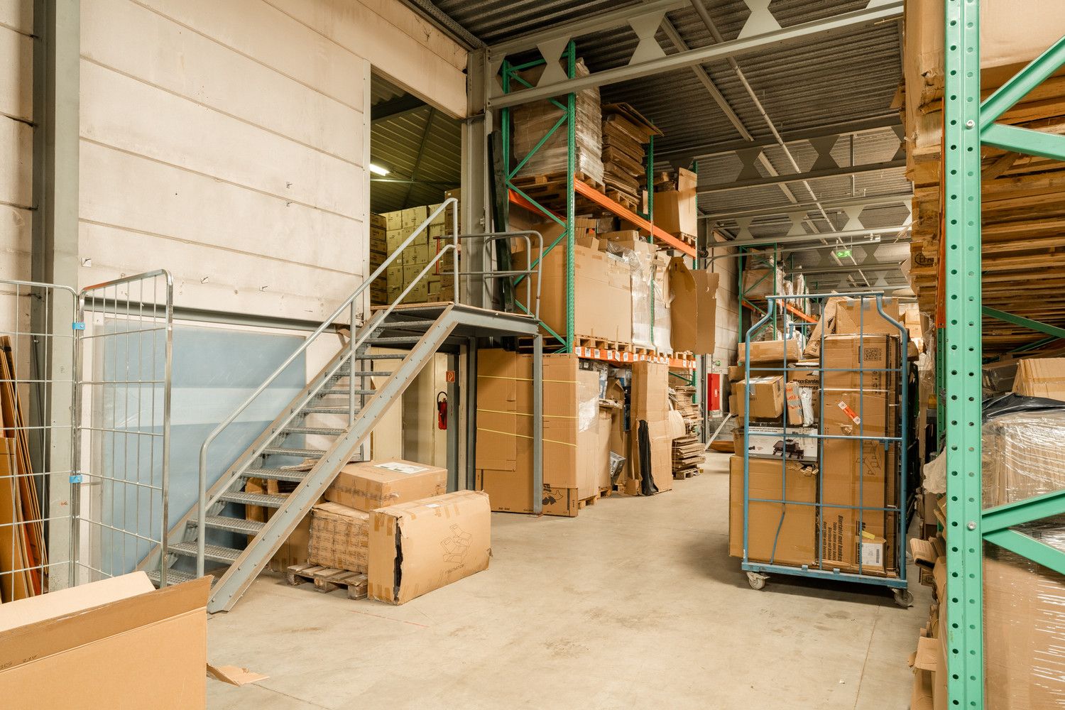 RUIM MULTIFUNTIONEEL BEDRIJFSPAND MET KANTORENCOMPLEX foto 32