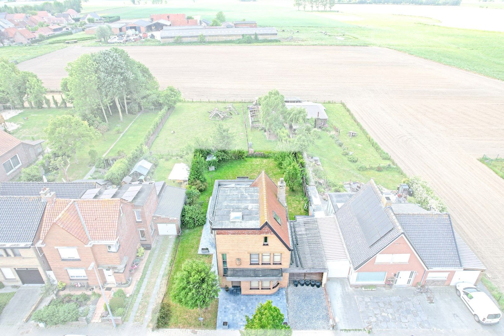 Ruime lichtrijke woning op 555 m² en 3 slaapkamers. foto 2