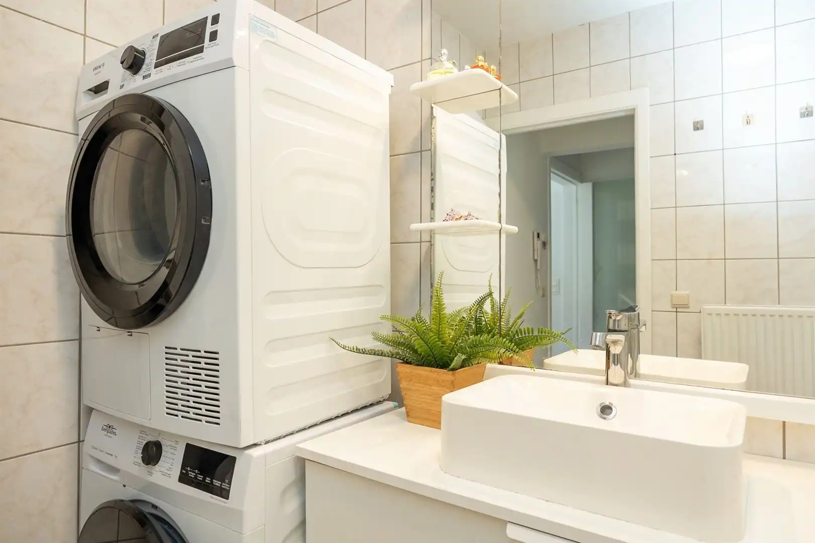 Eigentijds gelijkvloers appartement met 2 slaapkamers, terras en autostaanplaats foto 7