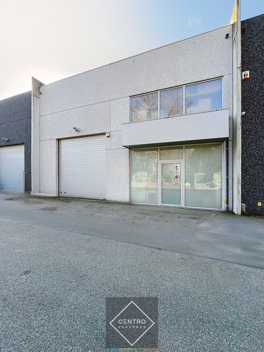 Instapklaar BEDRIJFSGEBOUW (°2014), bestaande uit MAGAZIJN met mezzanine. Parkeerplaatsen op het terrein. Industriezone Beveren! foto 5