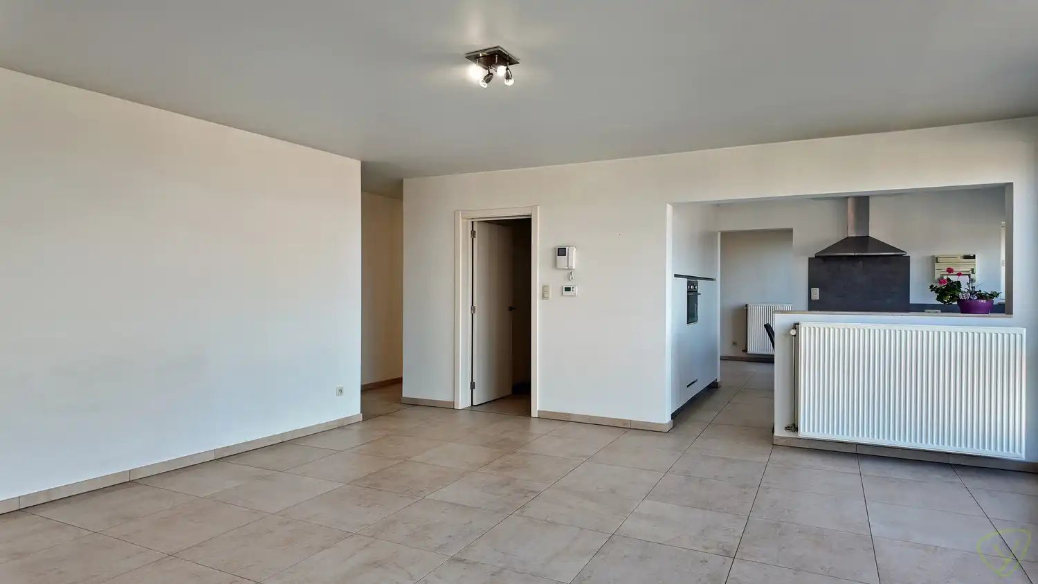 Lichtrijk appartement met panoramisch uitzicht op de Markt van Eeklo! foto 4