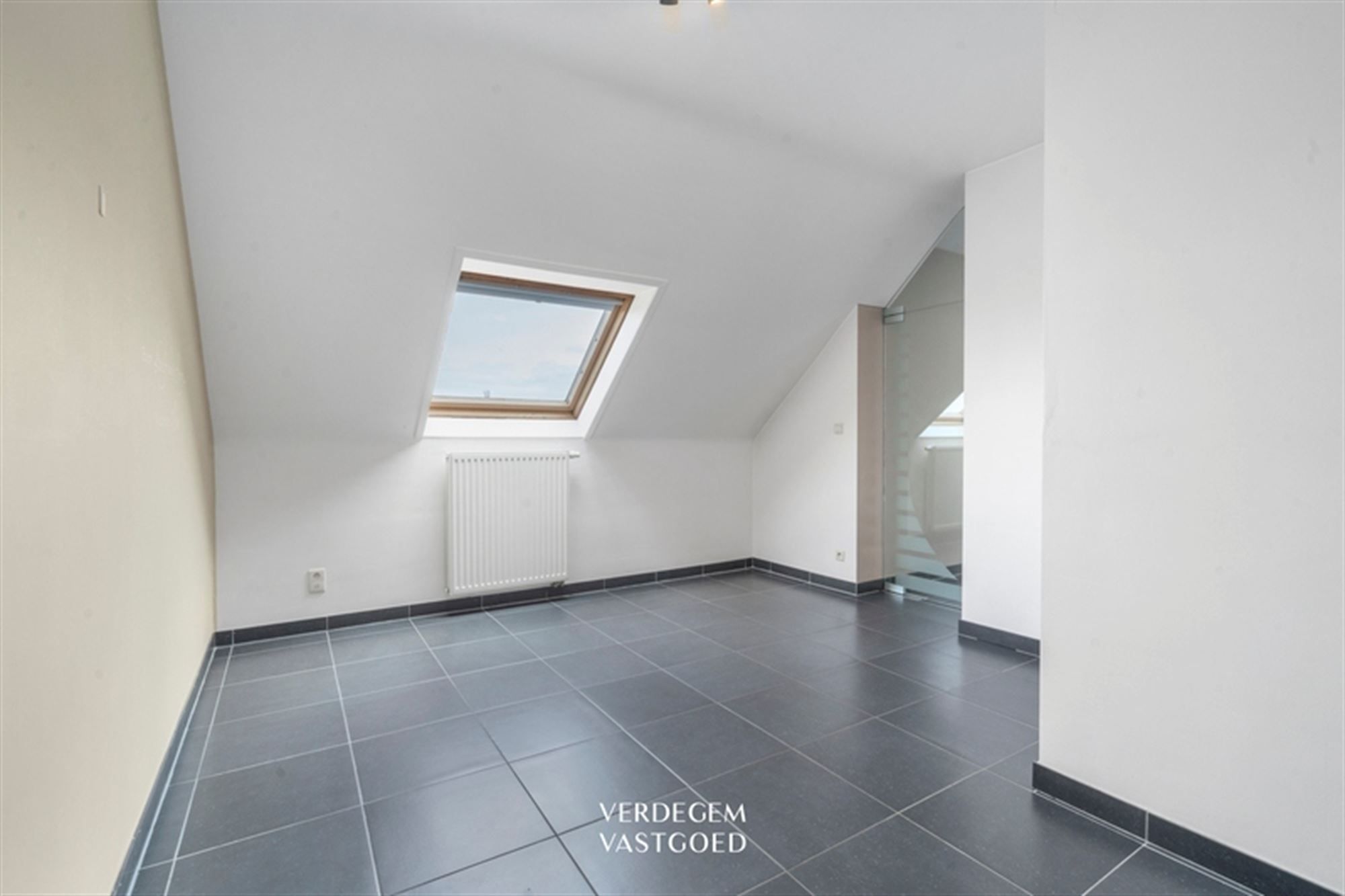 Ruim dakappartement met 2 slaapkamers en groot terras foto 9